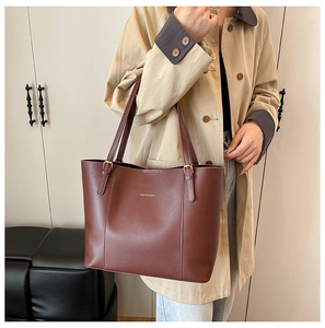 Détail d'un grand sac cabas marron en PU avec lettrage doré FASHION&BAG et boucle en métal