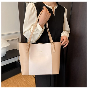 Détail du grand sac cabas bicolore en cuir PU avec l'inscription Fashion & Bag