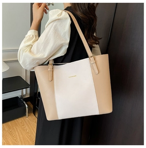 Détail du sac cabas en similicuir beige et blanc avec des bandoulières réglables chic