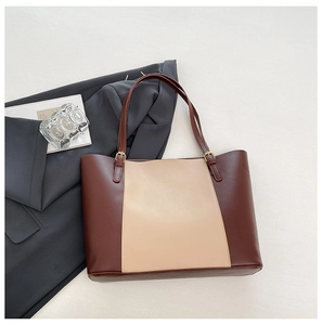 Détail du sac cabas bicolore en PU avec bandoulière réglable et ferrures dorées