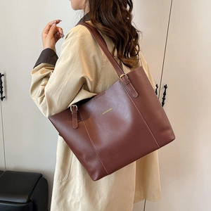 Grand sac cabas en simili cuir marron avec bandoulières réglables porté par mannequin