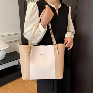 Grand sac cabas bicolore en PU beige avec boucle en métal doré sur la bandoulière
