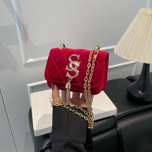 Petit Sac Bandoulière pour Femmes Minimaliste Urbain en Cuir PU Sac à Épaule Carré Matelassé Avec Chaîne en Métal Pendentif Gland pour Fête Quotidienne