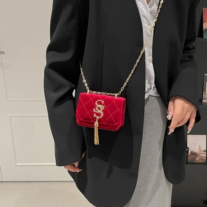 Κόκκινη βελούδινη καπιτονέ μίνι τσάντα χιαστί με χρυσό λογότυπο S και φούντα