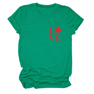 Détail d'un t-shirt en coton vert avec imprimé graphique LOVE et feuille d'érable