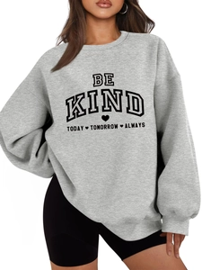 Détail du sweat-shirt gris avec imprimé BE KIND TODAY et poignets côtelés de l'encolure ronde