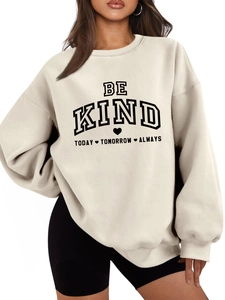 Détail de l'imprimé 'BE KIND' sur un sweat à capuche épais de couleur crème et oversize