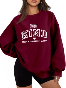 Détail du sweat bordeaux avec slogan Be Kind Today Tomorrow Always et motif de cœur