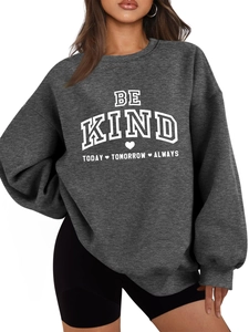 Gros plan du slogan Be Kind Today imprimé sur un sweat-shirt épais gris anthracite