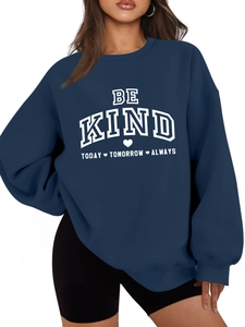 Détail du sweat-shirt en molleton bleu marine avec slogan Be Kind blanc et motif cœur
