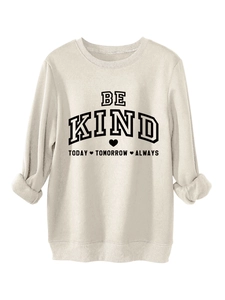 Détail de l'imprimé 'BE KIND' sur le sweat-shirt beige épais avec col rond classique