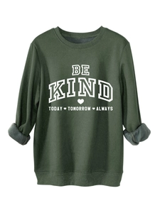 Gros plan sur la doublure en polaire chaude et le slogan de ce sweat vert foncé