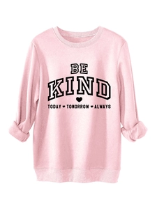 Gros plan détaillé du sweat à capuche rose avec texte imprimé Be Kind Today Tomorrow
