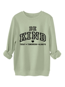 Détail du slogan Be Kind Today imprimé sur un sweat à col rond vert sauge
