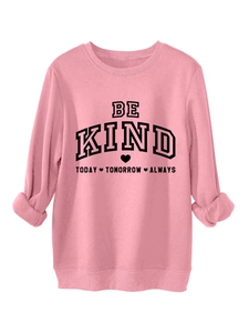 Détail du sweat rose Be Kind Today avec poignets côtelés et texture en coton doux