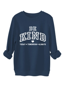 Détail d'un sweat bleu marine avec lettrage Be Kind et imprimé icônes de cœur