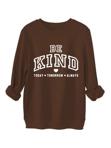 Détail d'un sweat marron foncé avec inscription BE KIND TODAY imprimée en blanc