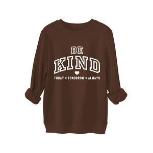 Sweat-shirt marron avec slogan Be Kind Today et imprimé cœur sur fond blanc pur