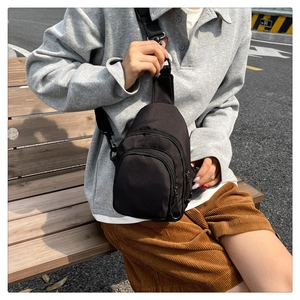 Détail du mini sac bandoulière noir en nylon avec double fermeture éclair et sangle