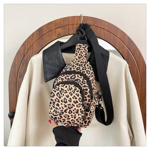 Détail du sac de poitrine à motif léopard avec fermetures éclair et sangle réglable