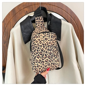 Détail du sac bandoulière léopard avec fermetures noires et sangle ajustable