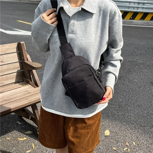 Sac de poitrine minimaliste en nylon noir avec bandoulière réglable pour le sport urbain