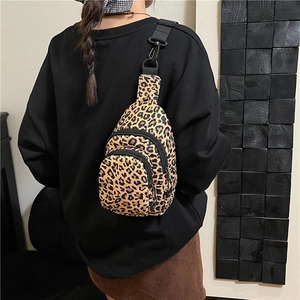 Sac bandoulière à imprimé léopard avec sangle réglable, porté par un mannequin en style rue