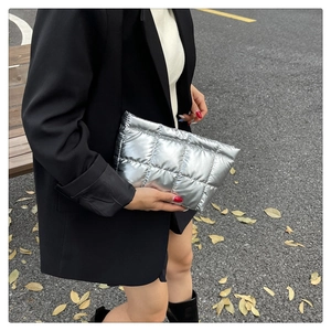 Détail de la pochette matelassée argentée avec finition métallique et texture bouffante