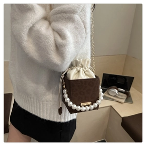Detail der Mini-Quadrat-Tasche mit Leopardenmuster, großen Perlen und goldener Kette