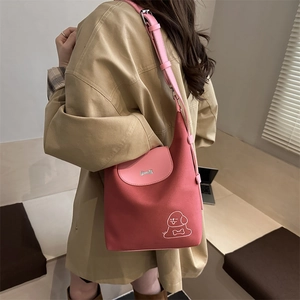 Borsa tote in tela bicolore rosa con stampa cane cartone e fibbia a forma di osso sulla tracolla