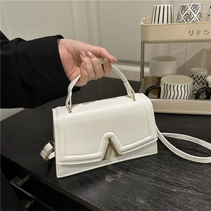 Petit Sac Carré Femme en Cuir PU Avec Boucle Métallique en V Dorée Minimaliste Urbain Sac à Main et Bandoulière