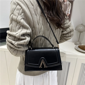 Sac à bandoulière chic en similicuir noir avec boucle dorée en V et poignée haute