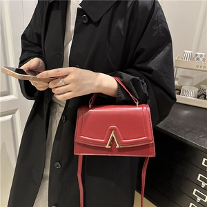 Sac à main en cuir rouge avec fermoir en V doré et longue bandoulière femme