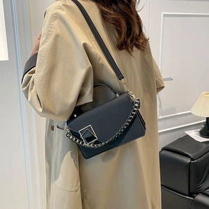 Elegante schwarze Leder Schultertasche mit goldener Schnalle und geflochtener Kette
