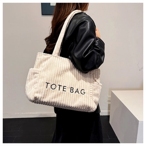Détail du sac cabas en velours côtelé blanc cassé avec broderie et poche latérale