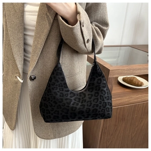Detail der hobo-tasche mit leopard-print zeigt den stoff und das markenlogo