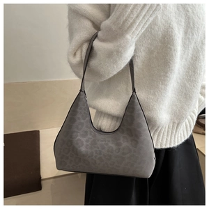 Detailaufnahme der grauen Hobo-Tasche mit Leopardenmuster und JIASHIQING Logo-Schriftzug