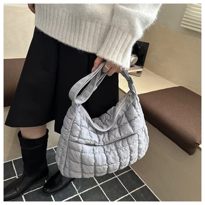 Détail du sac hobo matelassé gris clair en nylon rembourré avec fermeture éclair métallique