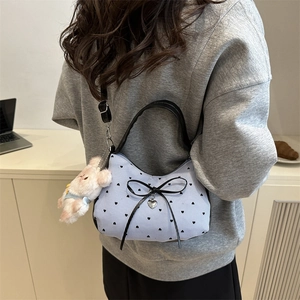 Sac bandoulière chic à rayures bleues avec imprimés cœurs et nœud élégant