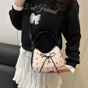 Sac croissant rose avec nœuds noirs et pendentif cœur, style porté épaule polyvalent