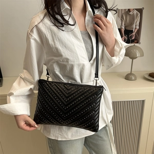 Borsa a busta nera alla moda con borchie argentate e trapuntatura a V da donna