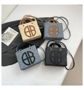 Détail de quatre sacs fourre-tout élégants en beige, gris et noir avec logo BB