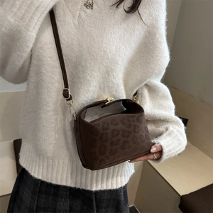 Sac Bandoulière Femme Imprimé Léopard Aspect Daim Sac à Épaule Givré Petit Sac Oreiller Avec Poignée à Boucle Dorée