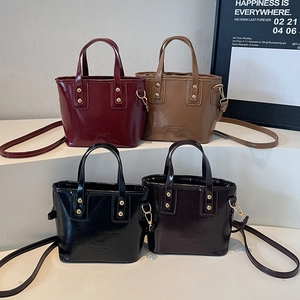 Sacs seaux en cuir verni brillant en quatre couleurs avec détails rivets dorés