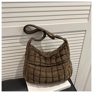 Dettaglio borsa a nuvola trapuntata marrone con texture in nylon e tracolla regolabile