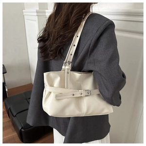 Détail du sac cabas en PU souple crème avec plis élégants et boucle argentée