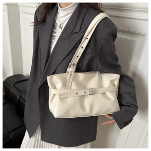 Détail du sac cabas en PU blanc crème avec boucle argentée et bandoulières réglables