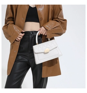 Détail du sac bandoulière blanc en PU avec haut matelassé et texture crocodile en bas
