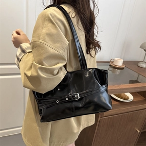 Grand sac cabas noir en cuir verni avec boucle de ceinture pour un look chic au bureau
