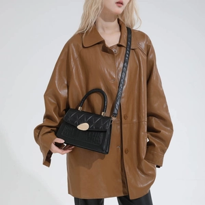 Sac carré noir en cuir PU matelassé avec motif crocodile et boucle dorée élégante